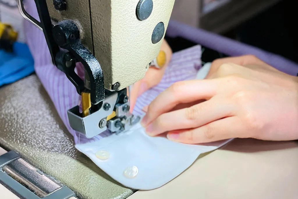 美しいシャツを形づくる縫製技術：巻伏本縫と肩・袖口のギャザーとは